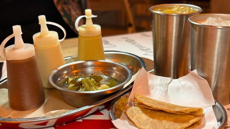 Aguas frescas y un taco de canasta de pato para empezar